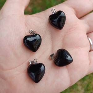 Dije de obsidiana en forma de corazón