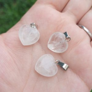 Dije de cuarzo blanco en forma de corazón