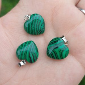 Dije de malaquita en forma de corazón