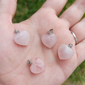 Dije de cuarzo rosa en forma de corazón
