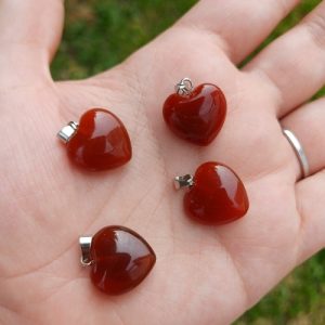 Dije de ágata roja en forma de corazón