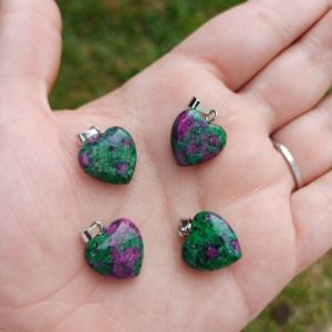 Dije de zoisita con rubí en forma de corazón