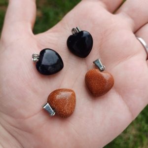 Dije de goldstone en forma de corazón