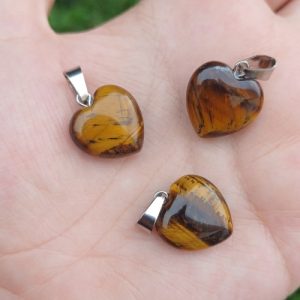 Dije de ojo de tigre en forma de corazón