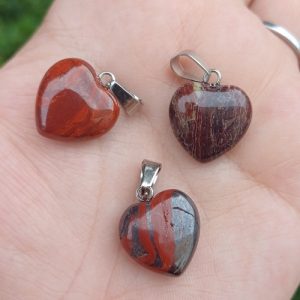 Dije de jaspe rojo en forma de corazón
