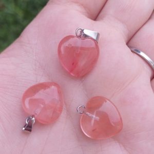 Dije de cherry cuarzo en forma de corazón